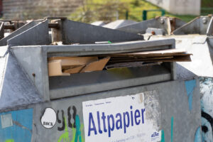 Voller Entsorgungsbehälter für Papier Situation bei der Altpapierentsorgung der Stadt Essen